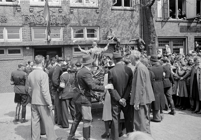 853185 Afbeelding van de arrestatie van een collaborateur of N.S.B.-er door leden van de B.S. (Binnenlandse ...